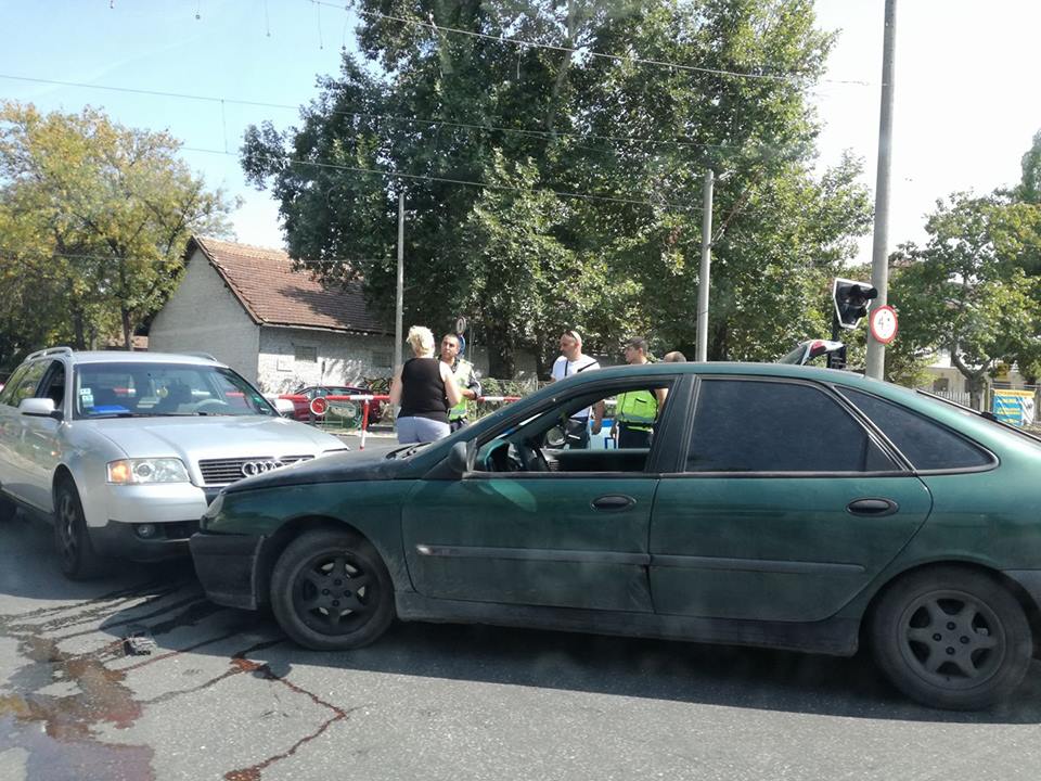Челен сблъсък блокира прелеза "Пещерско шосе", избягвайте участъка (СНИМКА)