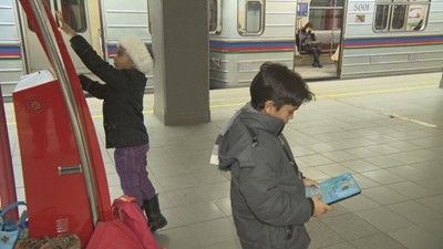Полицията хвана младежите, нарекли 7-годишно дете в метрото „мръсна циганка“