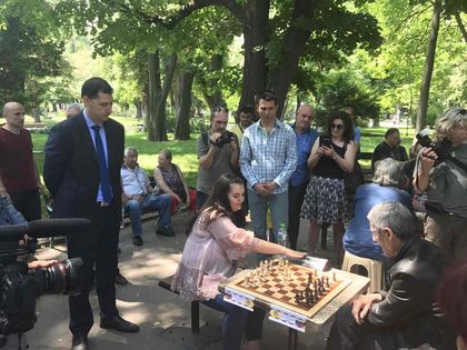 Чико с любопитна партия шах навръх рождения си ден, Тотев гледа (СНИМКИ)