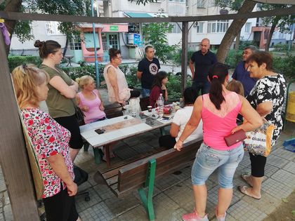 Кметът на Тракия Костадин Димитров се срещна с притеснени граждани! Ще спрат ли проблемите с водата в квартала? Гледайте! (ВИДЕО+СНИМКИ)