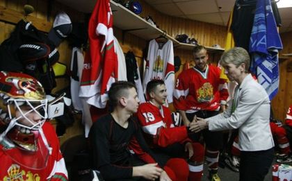 Министър Дашева подкрепи българските хокеисти на Световното в София