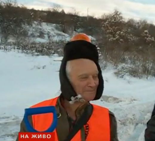 Пенсионер-снегорин помага на Лиляна Павлова