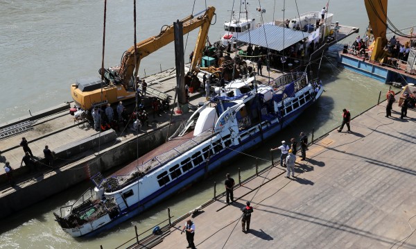 Извадиха 4 тела от потъналото корабче в Дунав