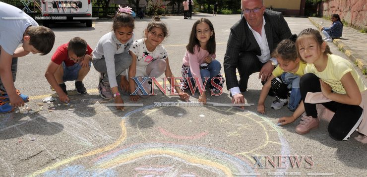 Децата на Стамболово рисуваха с кмета Мухлис Сербест