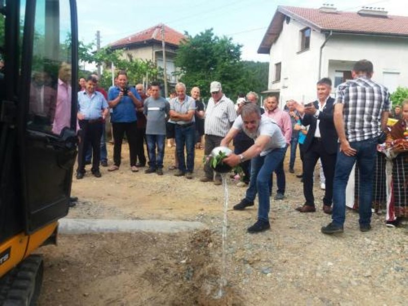 Смолян: Започна подмяната на вътрешната водопроводна мрежа на 4 улици в село Старцево, община Златоград