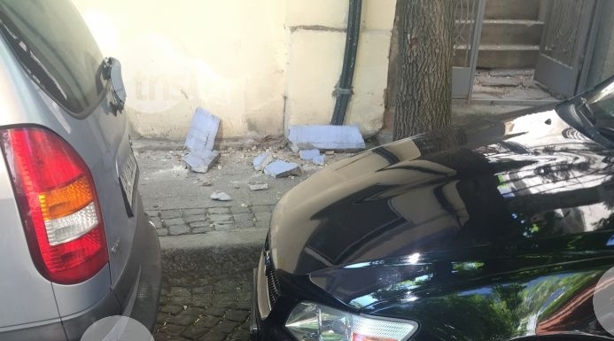 Срути се част от козирката на сграда на пъпа на Пловдив СНИМКИ