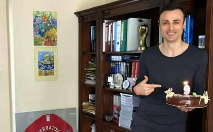 Бербатов отбеляза с торта рождения ден на фондацията си