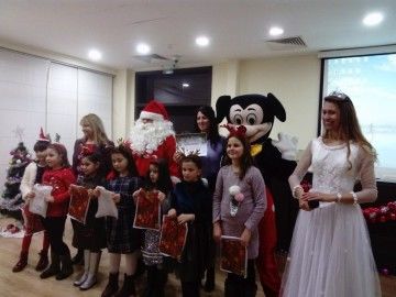 Бургас: Школите по английски език към Центъра за подкрепа на личностното развитие посрещат Коледа с концерти
