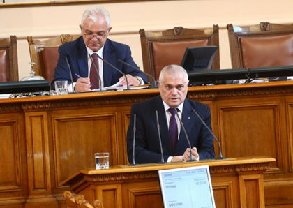 Валентин Радев вдигна завесата за избягалия от България с много пари брат на депутата от БСП Стоилов, червените напуснаха парламента