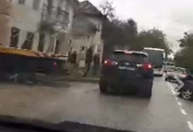 Кошмарна катастрофа край Ябланица! ТИР размаза кола, в тях се натресе автобус, може да има жертви! (ВИДЕО 18+)