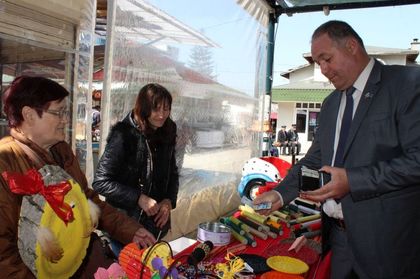 Днес се откри благотворителен базар, средствата, от който ще бъдат дарени на абитуриенти в нужда