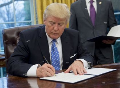 Washington Examiner: Доналд Тръмп подписа закон, с който поднови временно дейността на американското правителство