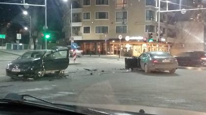 Ситроен и лъскав Мерцедес се размазаха на кръстовище в Пловдив