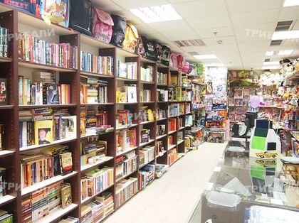 Баба и внучка вършеят в книжарници