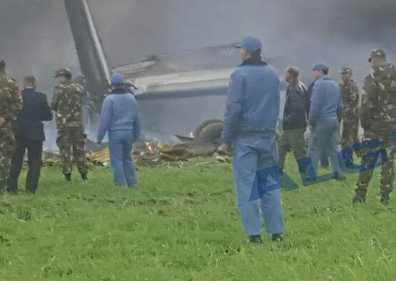 Извънредно! Алжирски военен самолет се разби, съобщават за над 100 жертви (СНИМКИ)