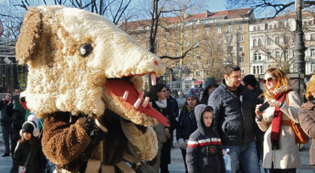 Разлог гони злите сили с кукерски карнавал
