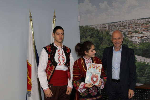 Хасково: Кметът Добри Беливанов връчи плакети и грамоти на победителите в конкурса „Коледно Хасково“