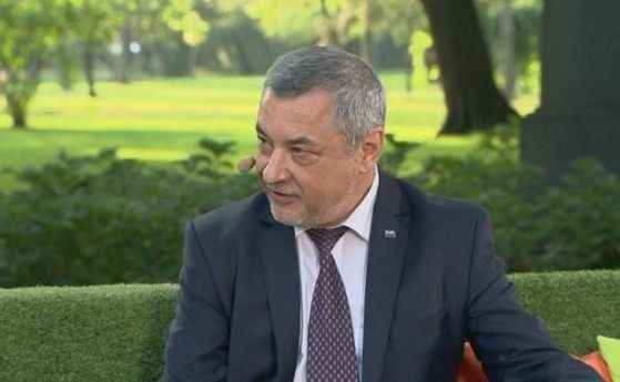 1000 скандират: "Валери е педал!" Политикът невъзмутим и с усмивка на лицето! ВИДЕО