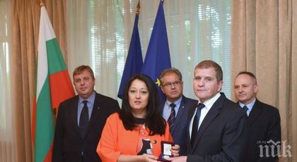 Лиляна Павлова награди ръководството на НСО