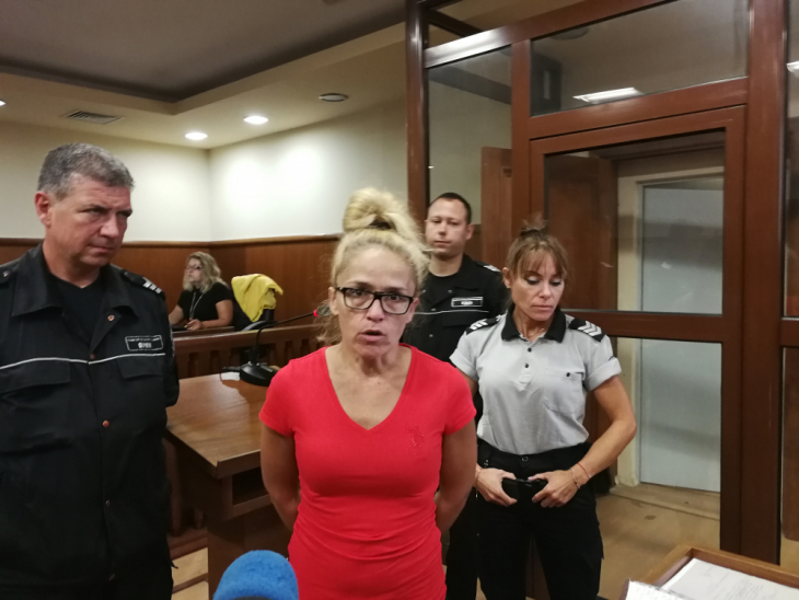 Пълен цирк! Лекарски екип влетя в залата след решението на съда за Иванчева и заместничката й!