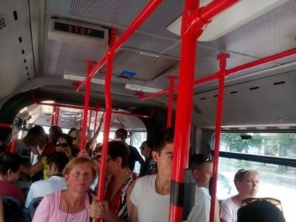 Луд екшън в автобус! Няма климатици, хората припадат, а контрольорката нарича пътниците...