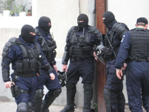 Здрав тараш във Враца от ранни зори! Градът е блокиран от жандармерия, има задържани