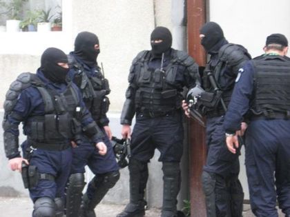 Здрав тараш във Враца от ранни зори! Градът е блокиран от жандармерия, има задържани