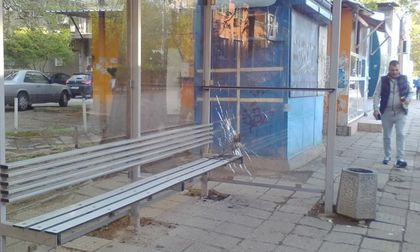 Палят огън на спирка, за да се греят
