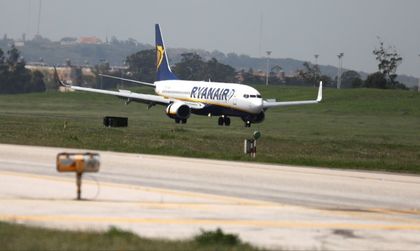 Самолет на Ryanair кацна аварийно, 33 души били зле