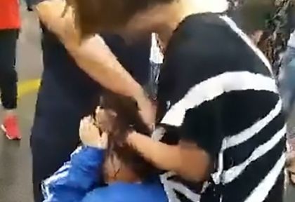 Побесняла съпруга спипа мъжа си и любовницата му насред улицата и стана страшно (СНИМКИ/ВИДЕО 18+)