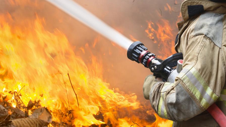 Пламна склад в Ботевград! 6 пожарни се борят с огнената стихия