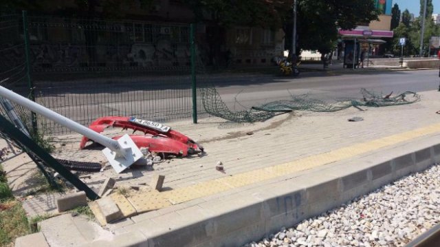 Пиян блъсна спирка и избяга, забрави си бронята с номера