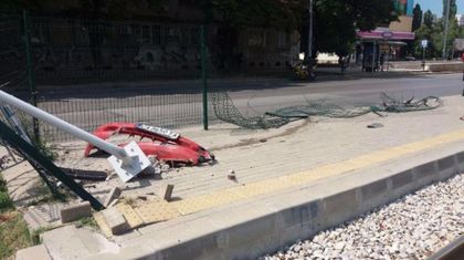 Пиян блъсна спирка и избяга, забрави си бронята с номера