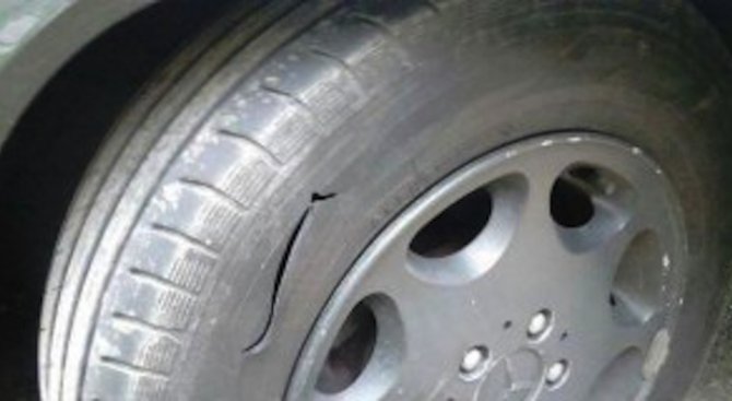 Мъж наряза гума на паркиран автомобил в Пловдив, но го хванаха на калъп