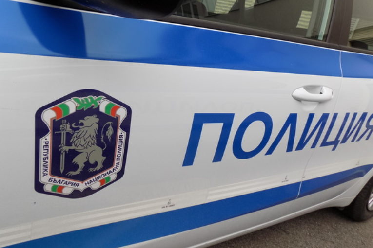 Разяран мъж изпотроши с брадва лек автомобил, после го подпали, мъсти на собственичката