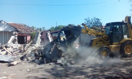 В Арман махала влизат под багерите, за да вадят покъщнина