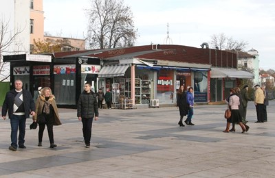 С полиция бутат 4 магазина на площада в Пловдив