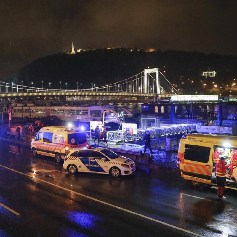Reuters: Седем са вече загиналите след потъването на корабче в Дунава в Будапеща