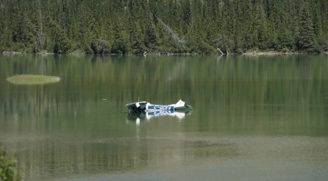 Малък канадски самолет падна в река (Снимки)