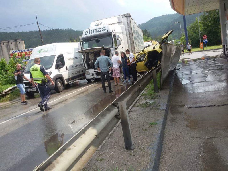 Видин: Без опасност за живота са шестимата пътници и шофьорът на фирмен бус, пострадали при катастрофата в района на село Арчар