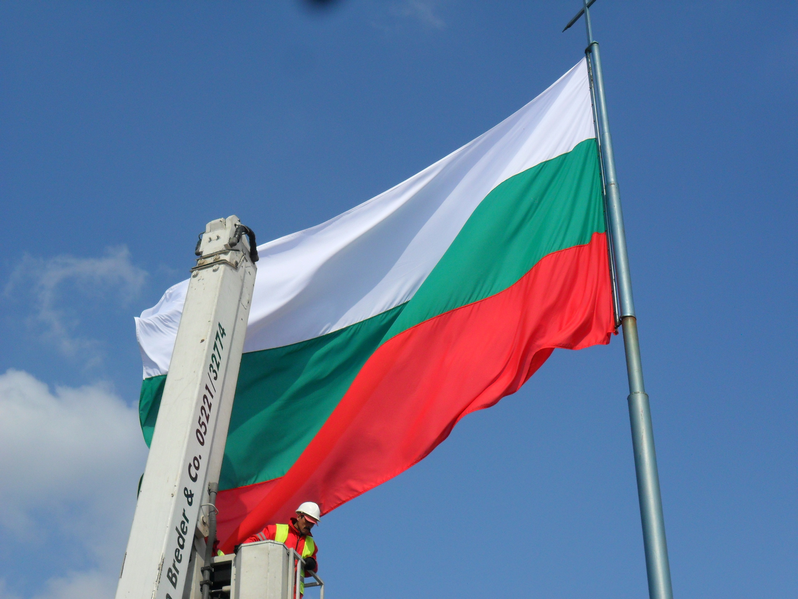 Пловдив с нови знамена за Деня на Съединението (Снимки)