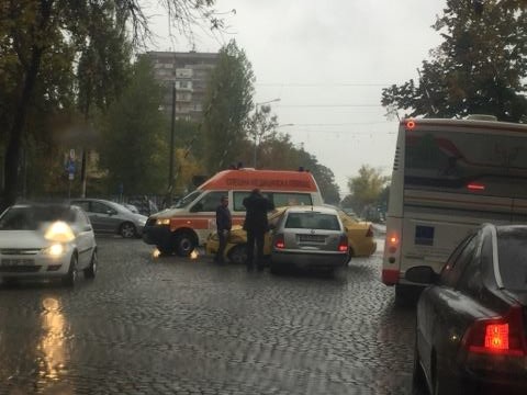 Шкода се натресе в такси на прелеза на Пещерско шосе (СНИМКИ)