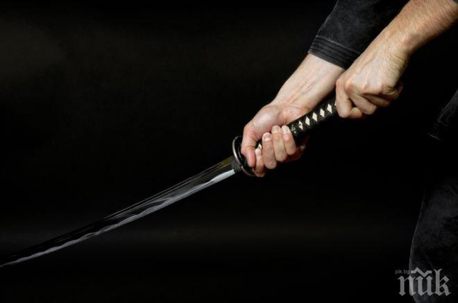 Син опита да заколи майка си със самурайски меч