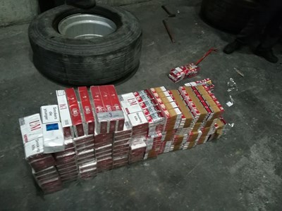 Митничари откриха над 1000 кутии контрабандни цигари в резервните гуми на камион