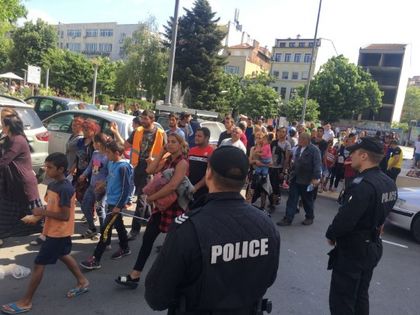 Бургас: Протестиращите се изтеглиха от Общината и потеглиха към квартал „Победа“ с шествие