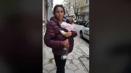 Клип с пияни жени, разнасящи голо бебе по улиците на София, възмути мрежата (ВИДЕО)
