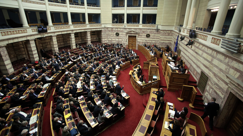 Размирици пред парламента в Атина! Над 130 души задържани