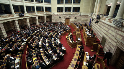 Размирици пред парламента в Атина! Над 130 души задържани