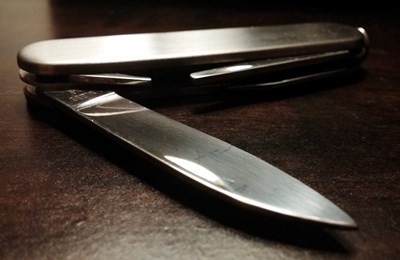 Дядо нападна свой връстник с джобно ножче след скандал в Ямбол
