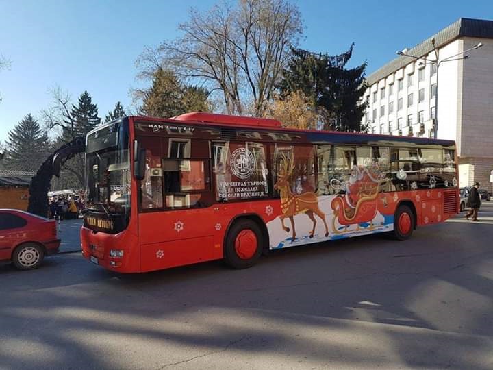 Велико Търново: Децата от детските градини направиха първите си празнични обиколки с коледния автобус